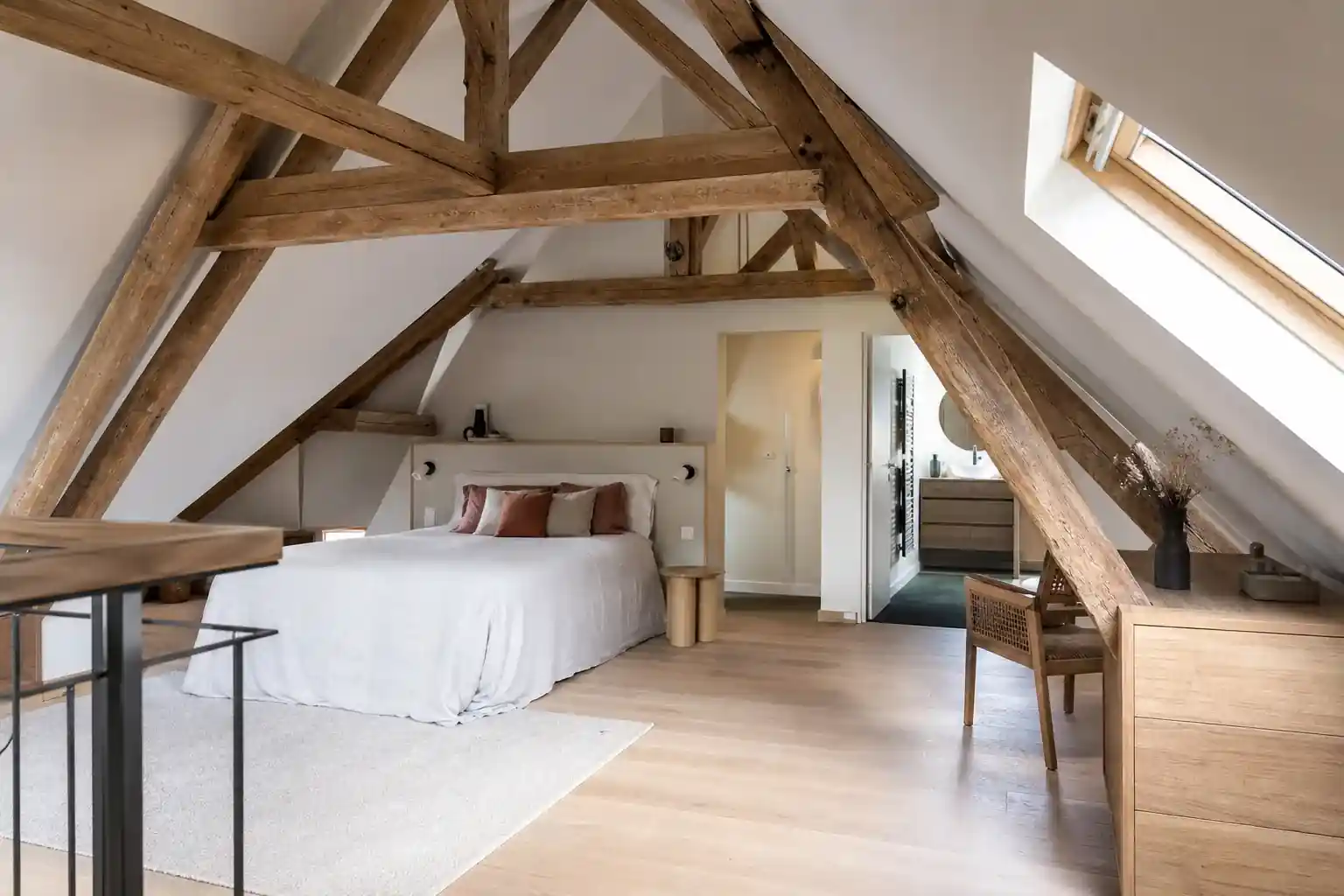 Combles aménagés en suite parentale sous charpente apparente, isolation neuve, fenêtres de toit, parquet clair