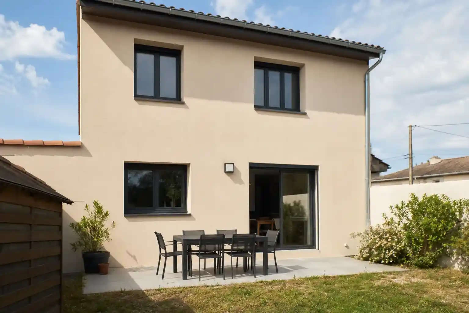 Maison de Blaye-les-Mines après rénovation énergétique, façade enduite ton sable, menuiseries anthracite neuves