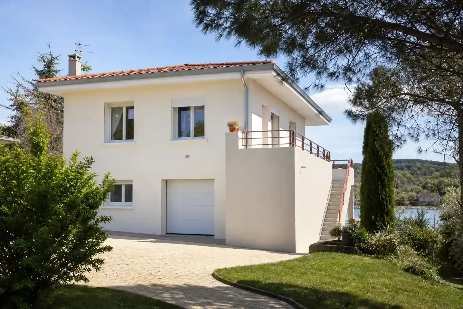 Pavillon des années 80 après isolation par l’extérieur et enduit clair, jardin de la rive droite du Tarn