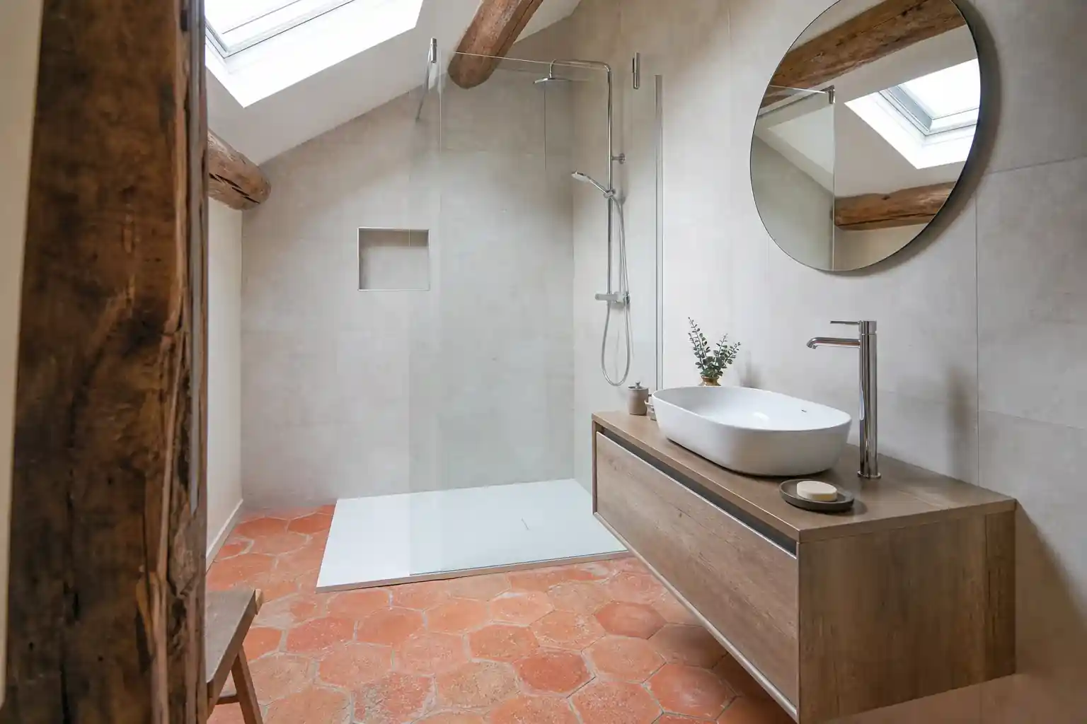 Salle de bain neuve sous les toits d’une maison de Réalmont, douche italienne, tomettes restaurées en rappel